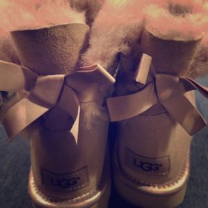 Beautiful Size 7 Bailey Bow Uggs in light Pink